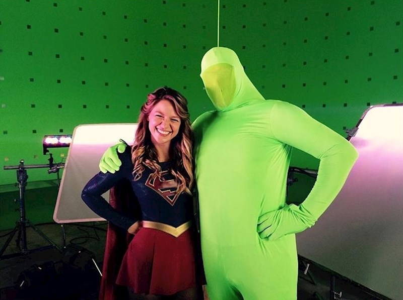 Glumica Melissa Benoist s kaskaderom koji joj je pomogao u snimanju filma "Supergirl"