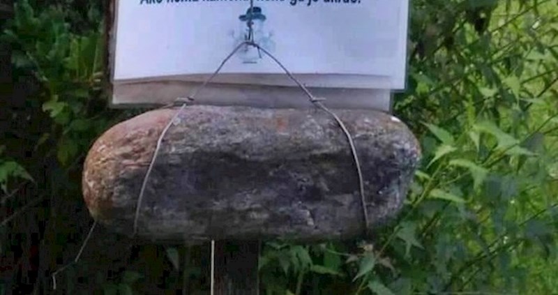 Netko je u šumi naišao na zanimljiv natpis iznad kamena pričvršćenog uz drveni kolac