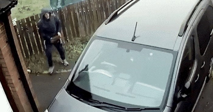 Vandal je htio razbiti staklo na autu, no onda se osramotio pred kamerom