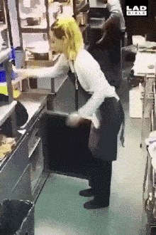 Ova djevojka nema sreće: Zaposlila se u kuhinji, kamera je snimila što joj se dogodilo