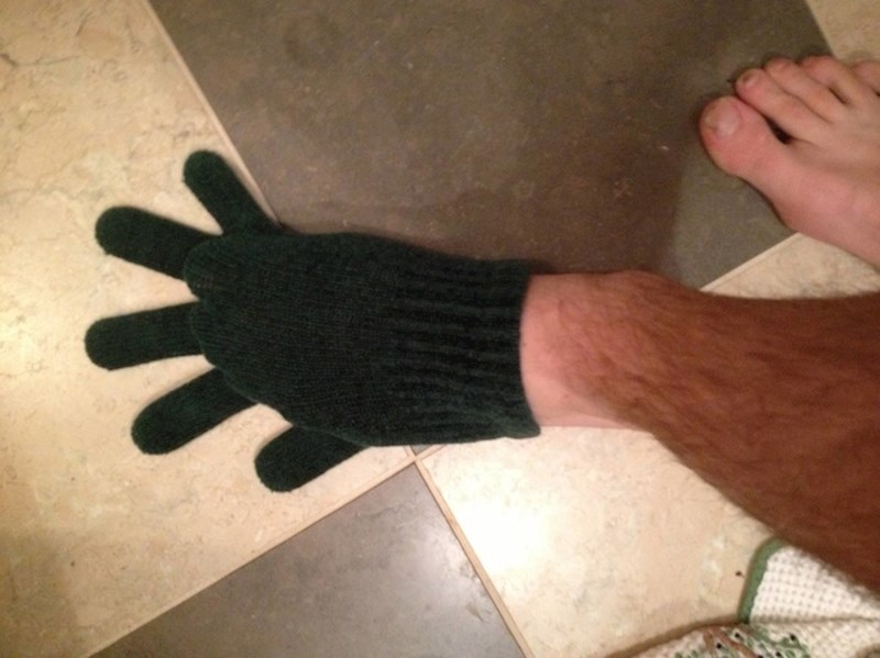 "Bio sam toliko umoran da nisam primijetio da su 'čarape' koje sam uzeo zapravo rukavice."