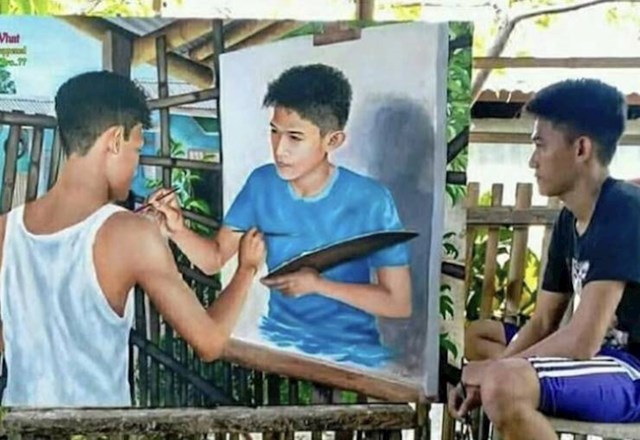 Ovaj mladić je naslikao sebe kako slika sebe kako slika sebe.