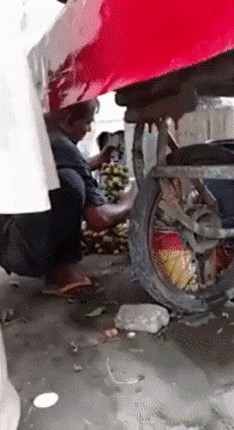 Prodavač na tržnici je shvatio da mu prodaja crvenog grožđa ide puno bolje, evo što je nakon toga učinio