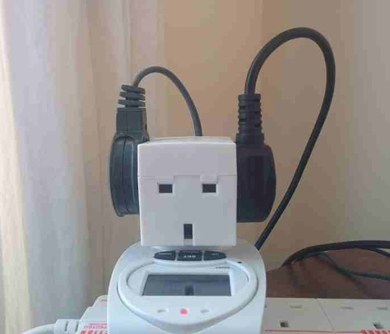 Strujni adapter koji sluša glazbu?