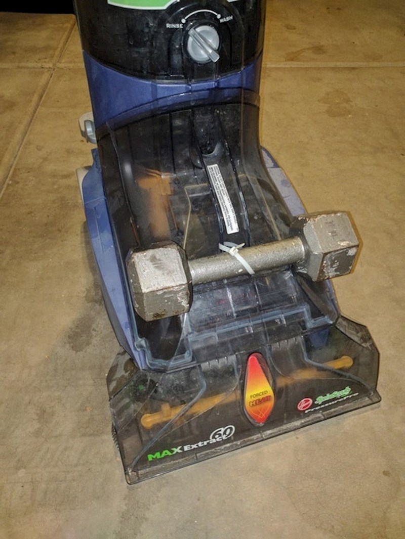 Usisavač vam ne kupi mrvice dovoljno dobro? Pogledajte kako je ova osoba riješila problem. Pričvrstila je jednoručni uteg kako bi usisavač bio jače pritisnut.