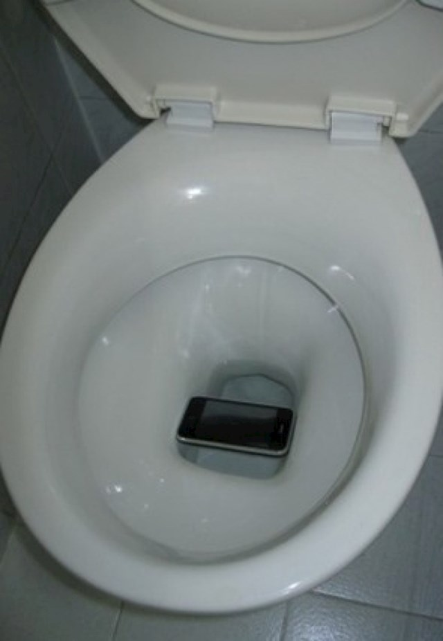 Mobitel mu je pao u WC, no imao je sreće...