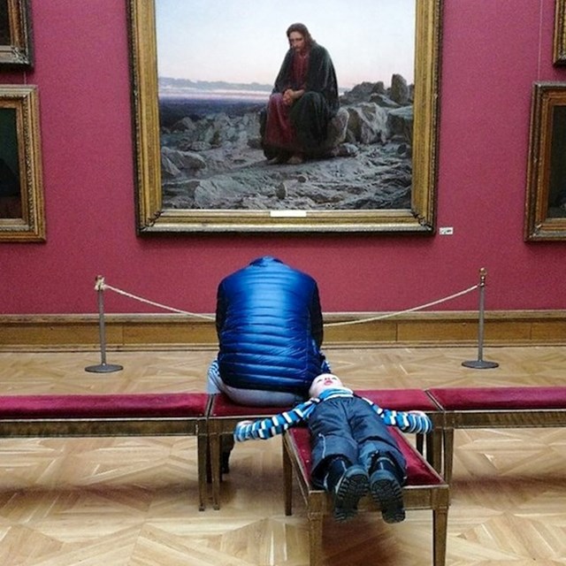 Djetetu je u muzeju bilo JAKO dosadno.