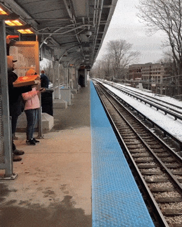 Liku se pizza ohladila dok je na kolodvoru čekao vlak, pronašao je rješenje