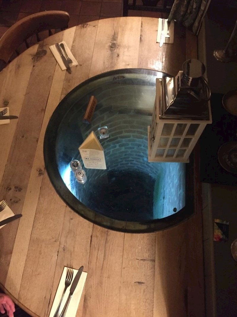 "Stol u ovom restoranu u sredini ima bunar. Pravi bunar."