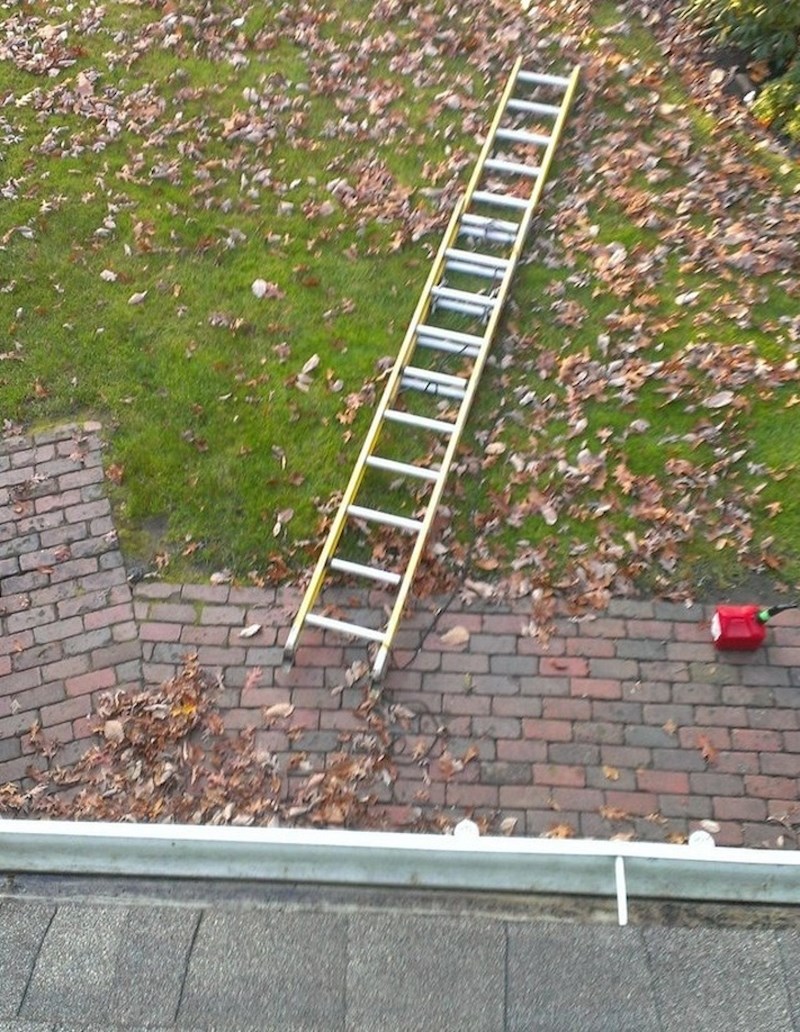 Popravljao je krov, no onda mu se dogodilo ovo...