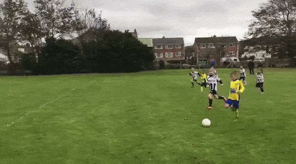 NIJE FER! Pogledajte što je trener učinio klincu kako njegova momčad ne bi primila gol