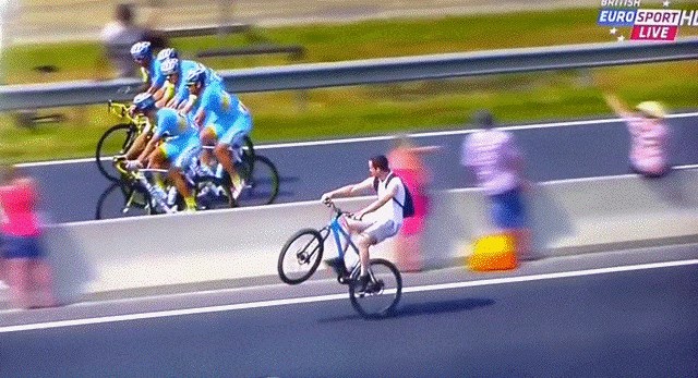 Kamera Eurosporta ga snimila: Lik na biciklu iskoristio utrku kao priliku da pokaže svoje vještine