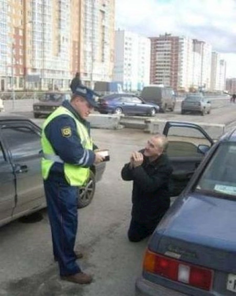 Molio je policajca da mu oprosti kaznu...