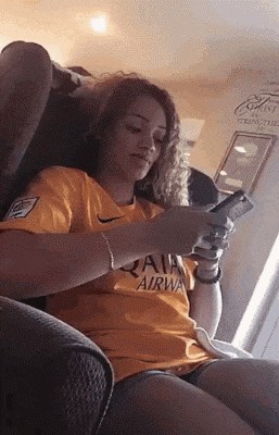 Primjećujete li nešto na snimci žene koja tipka na mobitelu? Pogledajte malo bolje