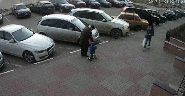 Djed šetao s unukom ispred zgrade, a onda se dogodilo nešto što je moglo imati tragične posljedice