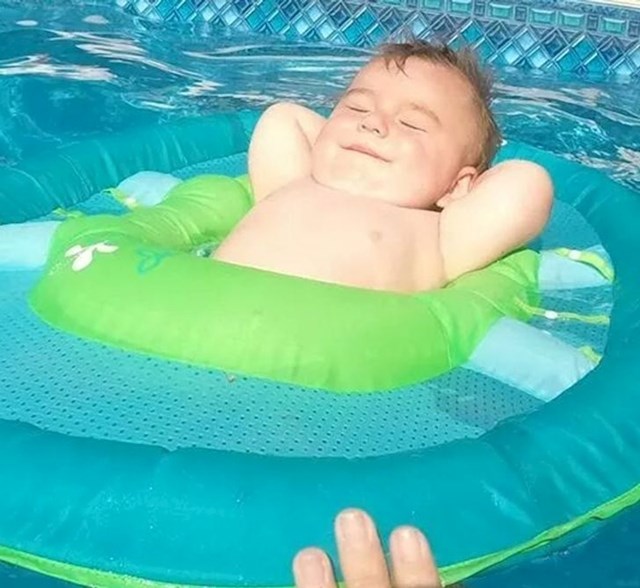 "Ovako naša beba uživa kad je stavimo u bazen."