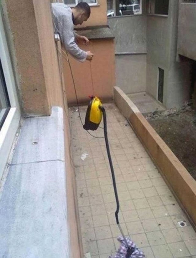 Stvarno mu se nije išlo dolje po kišobran koji mu je pao s prozora...