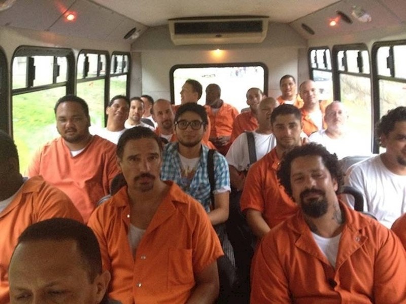 Ovaj lik u plavoj košulji je slučajno ušao u bus sa zatvorenicima. Nije bio sretan.