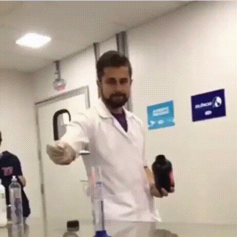 Profesor je izvodio pokus, a učenici su se počeli smijati kad su vidjeli što se dogodilo