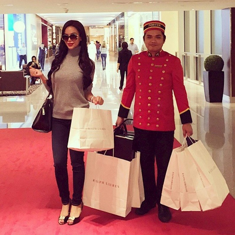 Bogataši ne moraju brinuti tijekom shoppinga u Dubaiju. Mogu angažirati osobu koja će umjesto njih nositi sve vrećice.