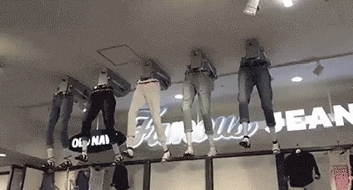 U trgovini s odjećom su na malo jeziv način pokušali pokazati kako hlače izgledaju kada u njima hodate