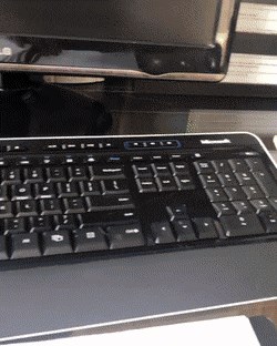 Muškarac je radio za stolom, a onda je čuo čudne zvukove i primijetio nešto preslatko