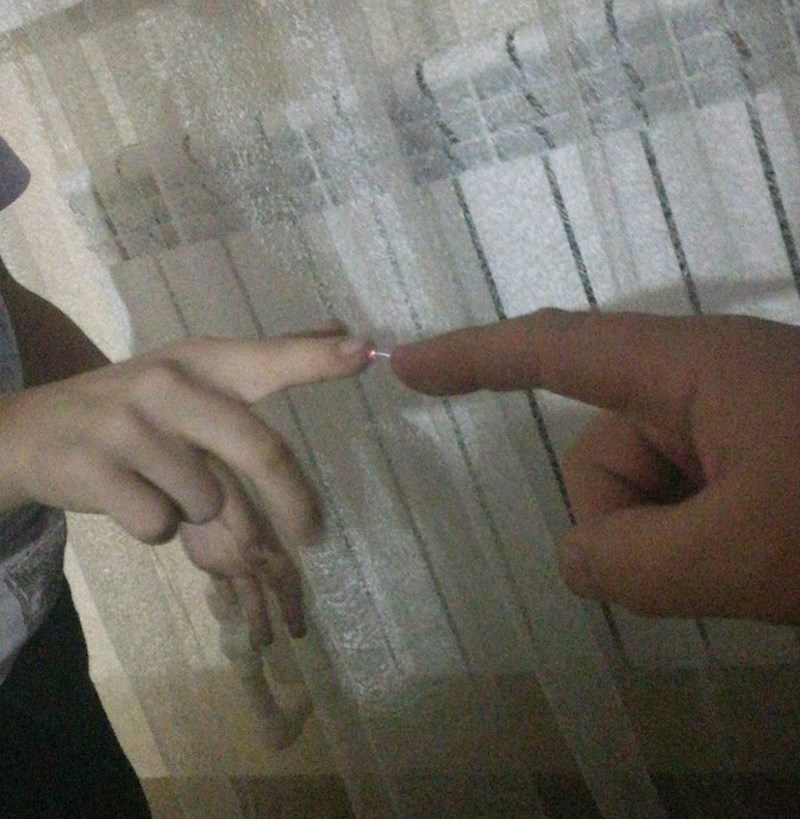 Nije supermoć, nego statički elektricitet.