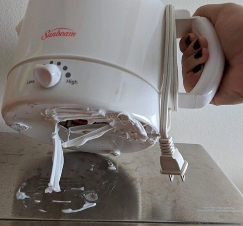 Odjednom se počeo širiti neugodan miris, kao da plastika gori... Primijetila je da nešto nije u redu.