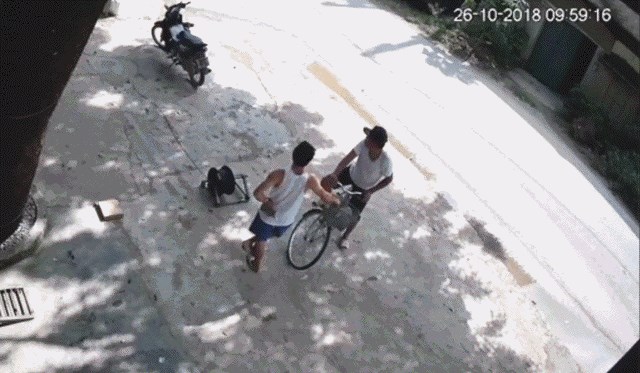 Sa stabla se odjednom srušila ogromna grana, mladić se brzo maknuo i shvatio da mu prijatelj ima ogromnu dozu sreće