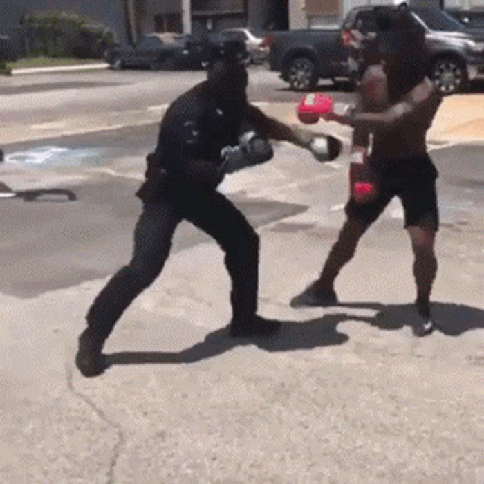 Policajac prihvatio izazov, pristao na borbu s uličnim boksačem