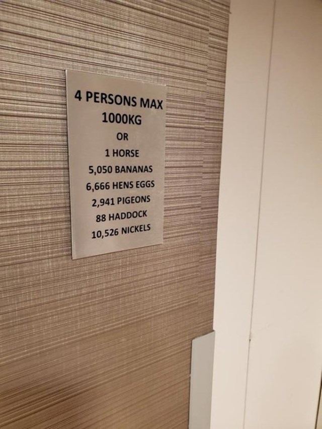 Zanimljiva ploča na ulazu u hotelski lift