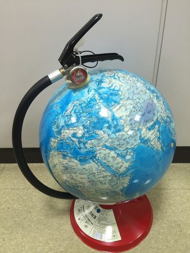 Aparat za gašenje požara koji služi i kao globus