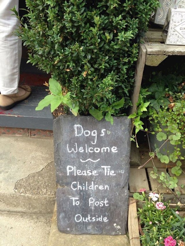 "Psi su dobrodošli. Molim vas, vežite djecu za stup vani."