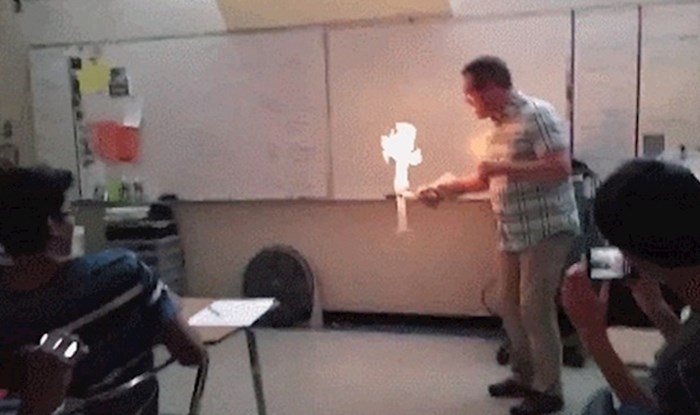 Kako bi nastavu učinio zanimljivijom, profesor je izveo pokus i pred razredom zapalio učiniocu