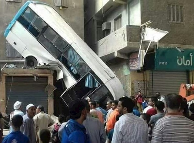 Ne događa se često, no ponekad u Egiptu padaju autobusi s neba.