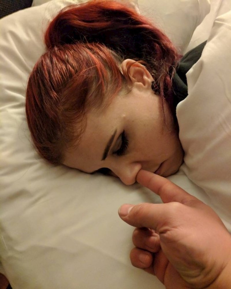 "Volim svog muža, ali je jako djetinjast. Evo kako me slika dok spavam."