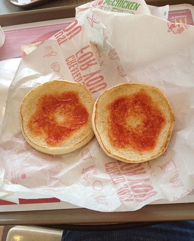 Nije htio dodatne umake u burgeru, htio je samo ketchup. Krivo su ga shvatili.