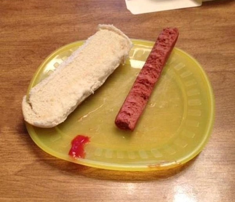 "Rekla sam svom 5-godišnjem sinčiću da smije pogledati crtić ako pojede bar pola hotdoga."