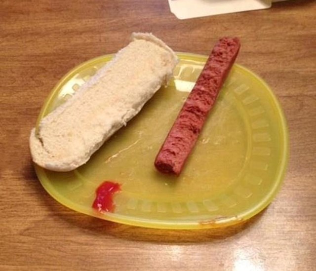 "Rekla sam svom 5-godišnjem sinčiću da smije pogledati crtić ako pojede bar pola hotdoga."