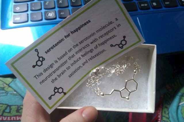 Curi je pripremio nakit s privjeskom u obliku molekule serotonina... jer serotonin je hormon sreće.