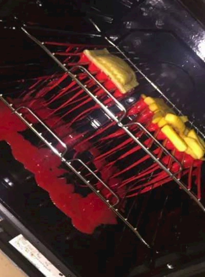 Jedan bistri mladić je ispekao dasku za rezanje zajedno s hranom.