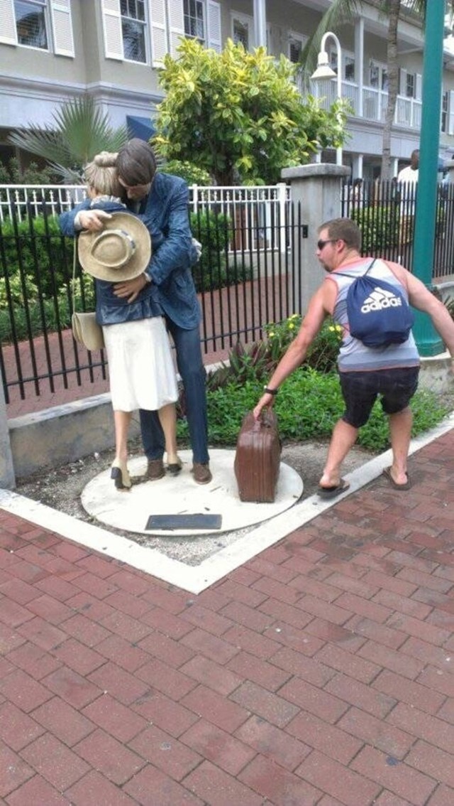 Htio je napraviti sliku na kojoj će izgledati kao da čovjeku sa statue krade kofer.