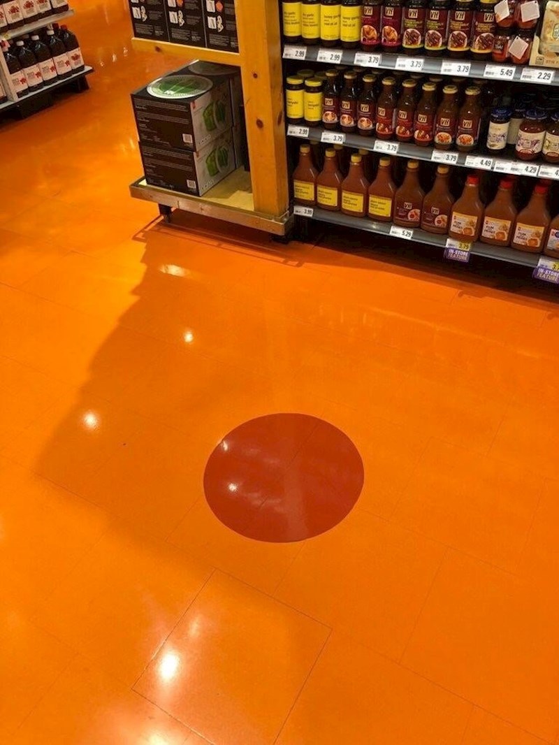 Ovaj supermarket je nekad bio dvorana za hokej na ledu. Na podu još uvijek imaju označen centar.