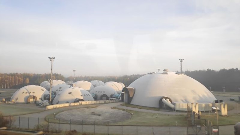 Izgleda kao svemirsko naselje napravljeno negdje na dalekom planetu, no zapravo je riječ o filmskom studiju u blizini Krakova.