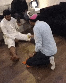 Prolio je deterdžent po parketu kako bi prijatelju pokazao igru, a onda je iskoristio njegovu naivnost