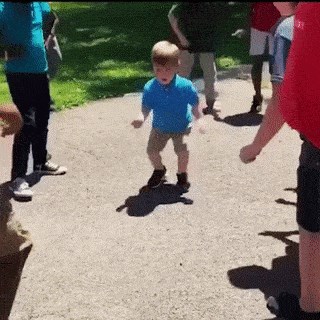 Bili su sumnjičavi kad je klinjo rekao da će im pokazati kako se pleše, a onda je krenuo njegov show