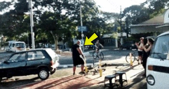 Biciklista je naljutio parkirani auto, pogledajte zbog čega je začudio prolaznike