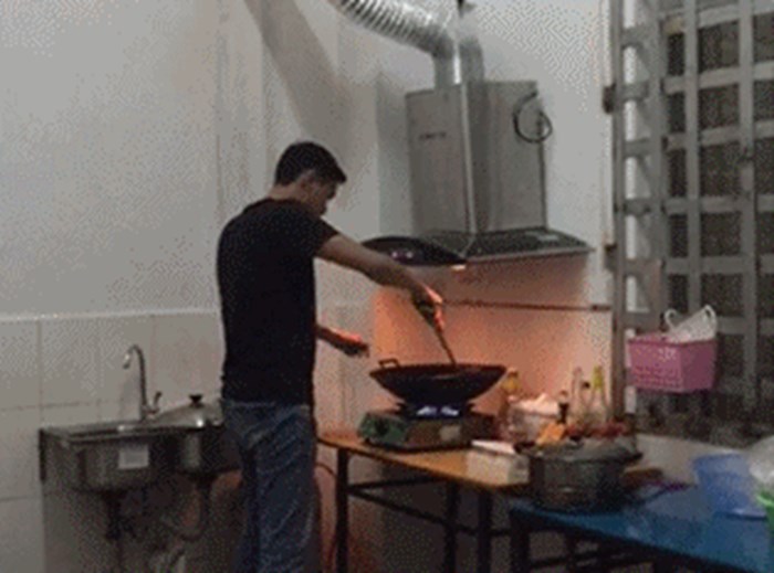 Muškarac se usrao od straha kad ga je u kuhinji napala - cijev!