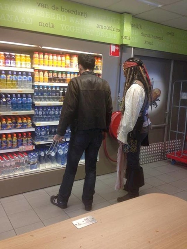 "Danas sam u dućanu vidio Wolverinea i Jacka Sparrowa, kupovali su sok."