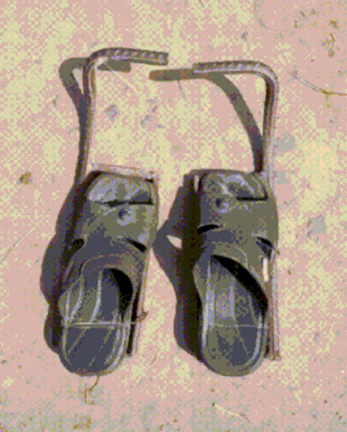 Znate li čemu služe ove papuče s metalnim dodatkom? Zapravo su vrlo praktična stvarčica...